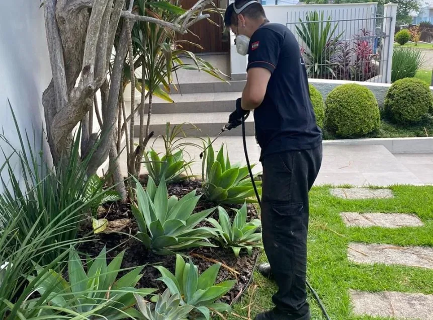 Técnico Cupinsect fazendo dedetização em residência